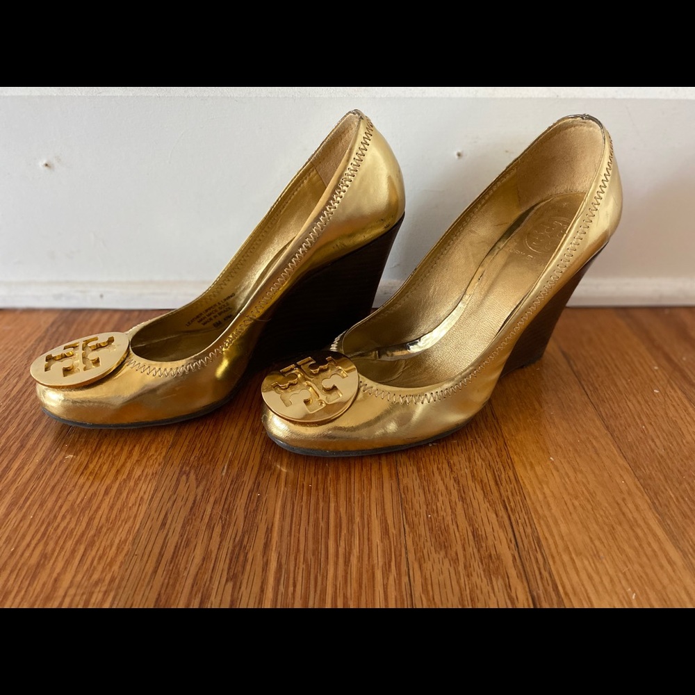 Tory Burch Chelsea wedge gold
